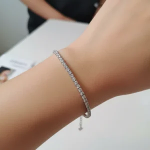 Classic tennis bracelet in 925 sterling silver. Adorned with white stones from end to end, it's perfect for elegant occasions or daily wear.