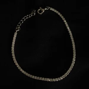 Classic tennis bracelet in 925 sterling silver. Adorned with white stones from end to end, it's perfect for elegant occasions or daily wear.