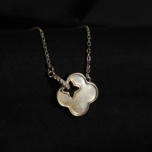 Clover-shaped mother of pearl and zircon pendant chain in sterling silver